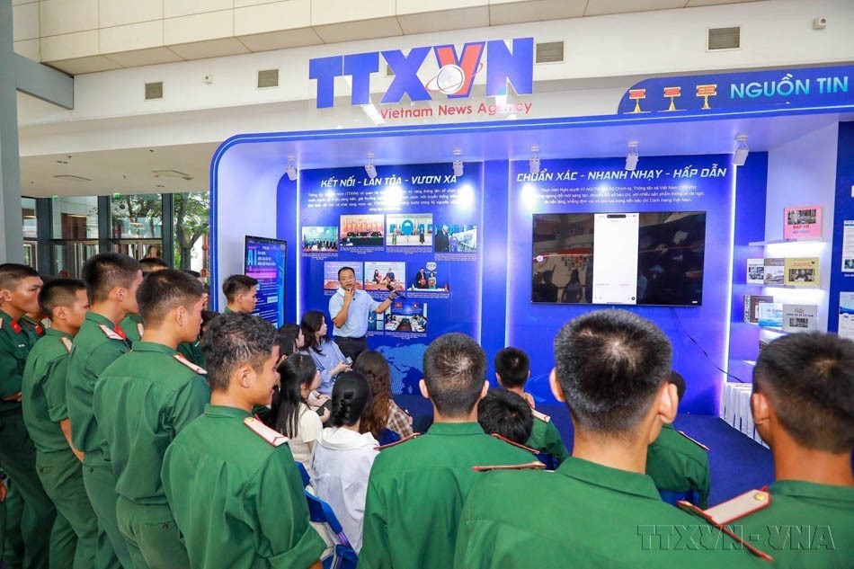 TTXVN tổ chức chương trình workshop với chủ đề: "AI - ứng dụng sáng tạo báo chí bằng điện thoại di động" thu hút đông sự quan tâm của các bạn trẻ và khách tham quan tại Hội báo toàn quốc 2025. (Ảnh: Khánh Hoà/TTXVN)